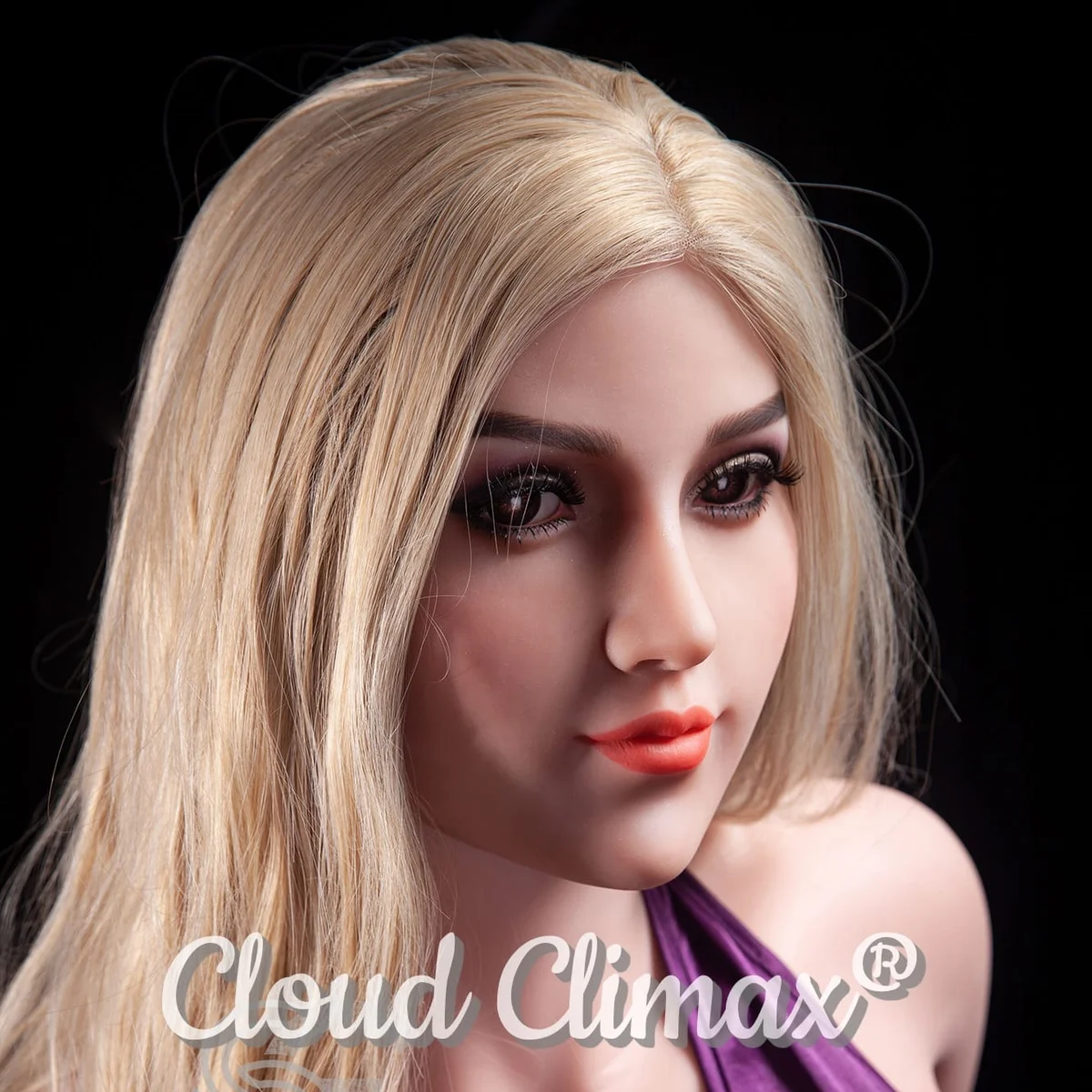 SE Doll Corinna: skråt ansigtsportræt med dækkende lilla camisole. Foto fra Cloud Climax’ Corinna-galleri.