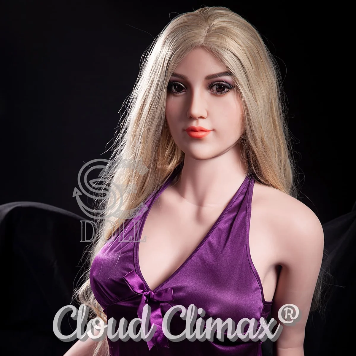 SE Doll Corinna siddende i lilla camisole, set skråt forfra. Forhandlerfoto: Cloud Climax.
