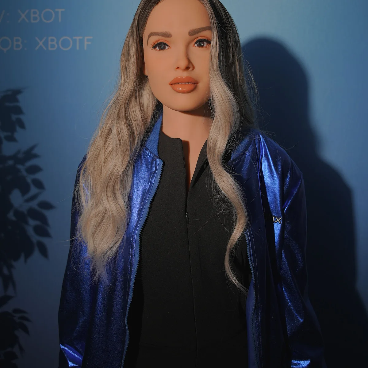 Påklædt robot i blå jakke fra Realbotix’ Echo-præsentation. Personaens navn og den præcise salgskonfiguration er ikke verificeret.