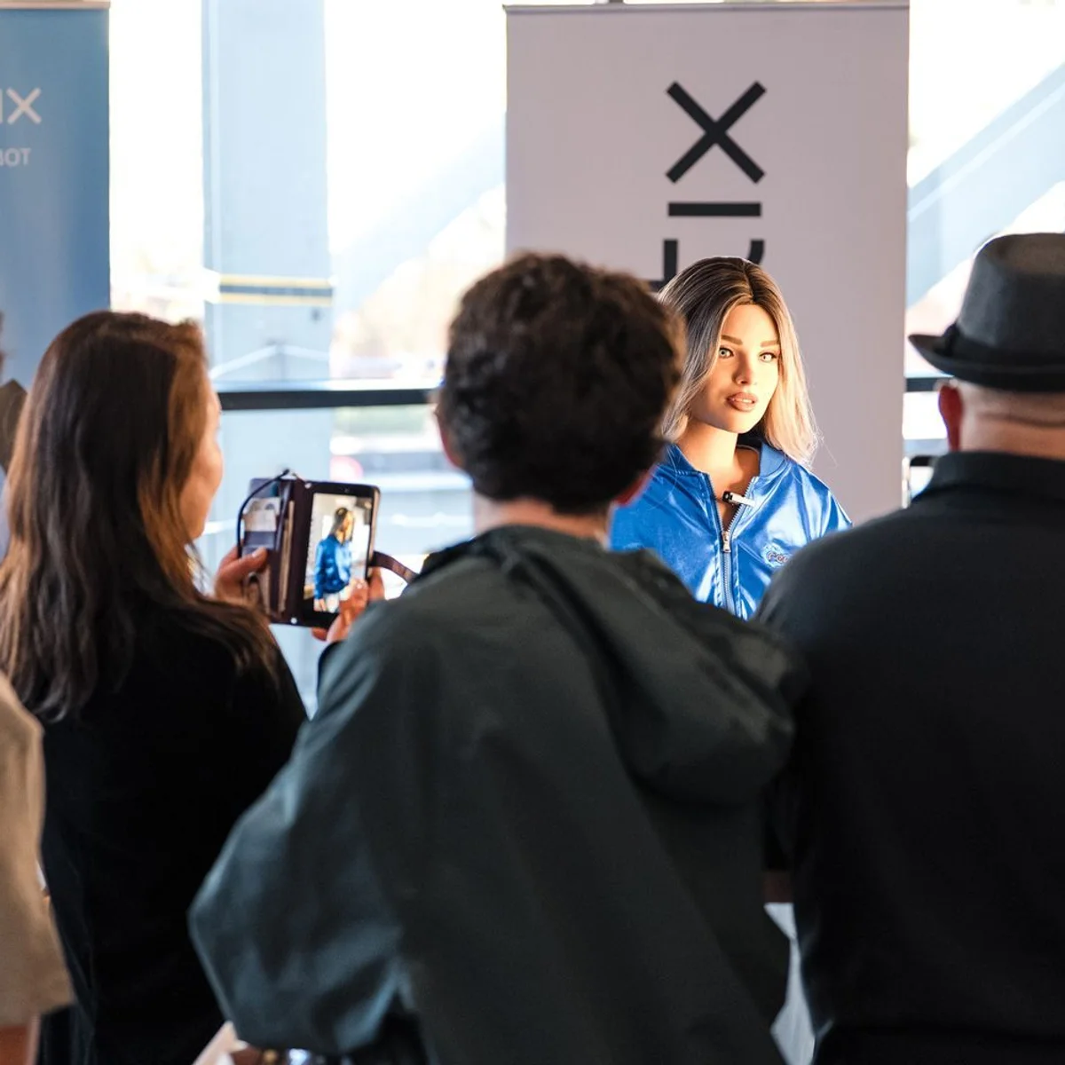 Påklædt robot ved et arrangement på Realbotix’ Echo-forside. Personaens navn er ikke verificeret. Producentfoto: Realbotix.