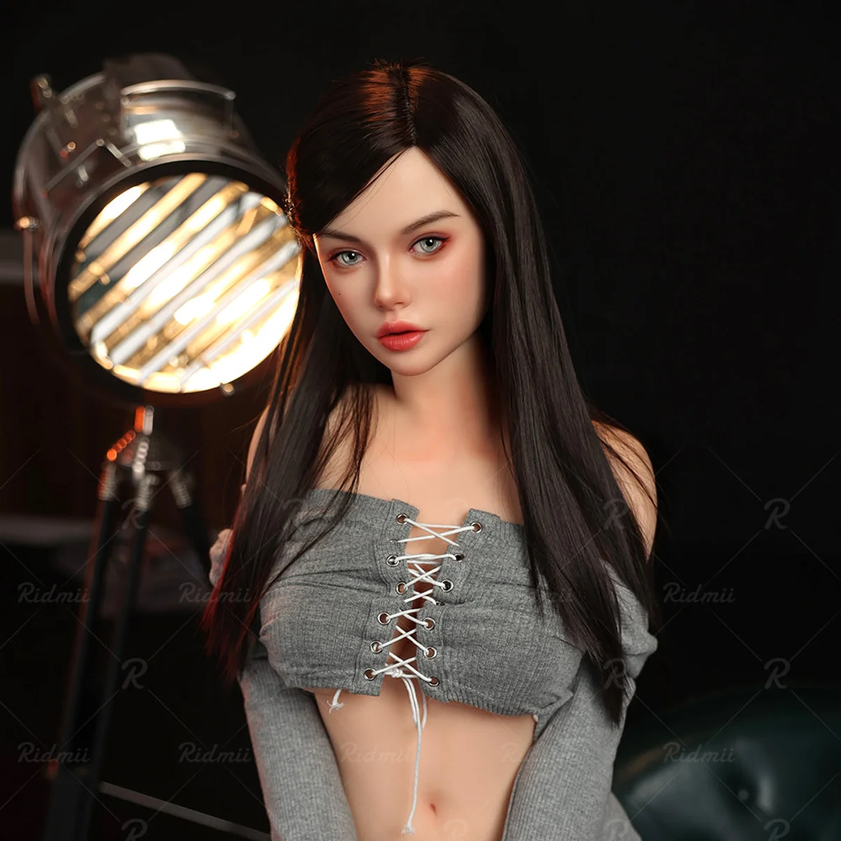 Fiora-grundmodellen med langt mørkt hår og gråt striksæt. Producentfoto: RIDMII.