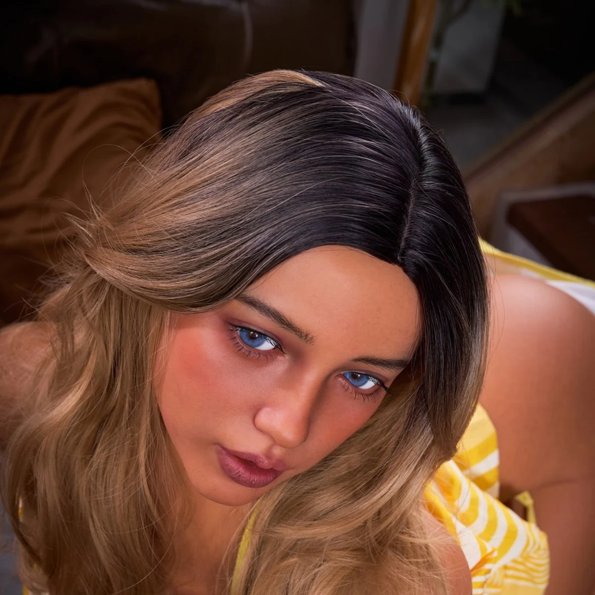 Lexi 171 cm / S42 ROS MAX Dark Tanned fotograferet ovenfra i gulstribet skjorte. Producentfoto: Irontech Doll. Den valgfrie hofte- og taljemotor er ikke synlig.