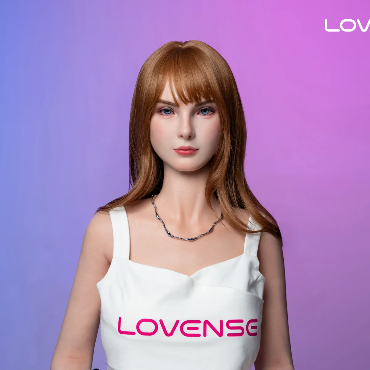 Lovense AI Doll set forfra i hvid top. Officielt CES 2026-pressefoto; prototyperevisionen er ikke verificeret.