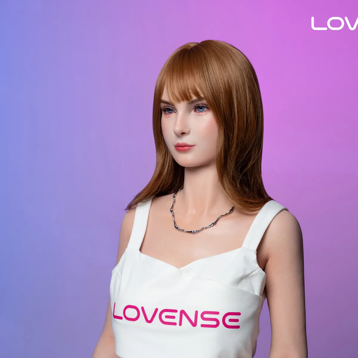 Lovense AI Doll set skråt fra siden i hvid Lovense-top. Producentbillede fra CES2026-pressekittet; revisionen er ikke verificeret.