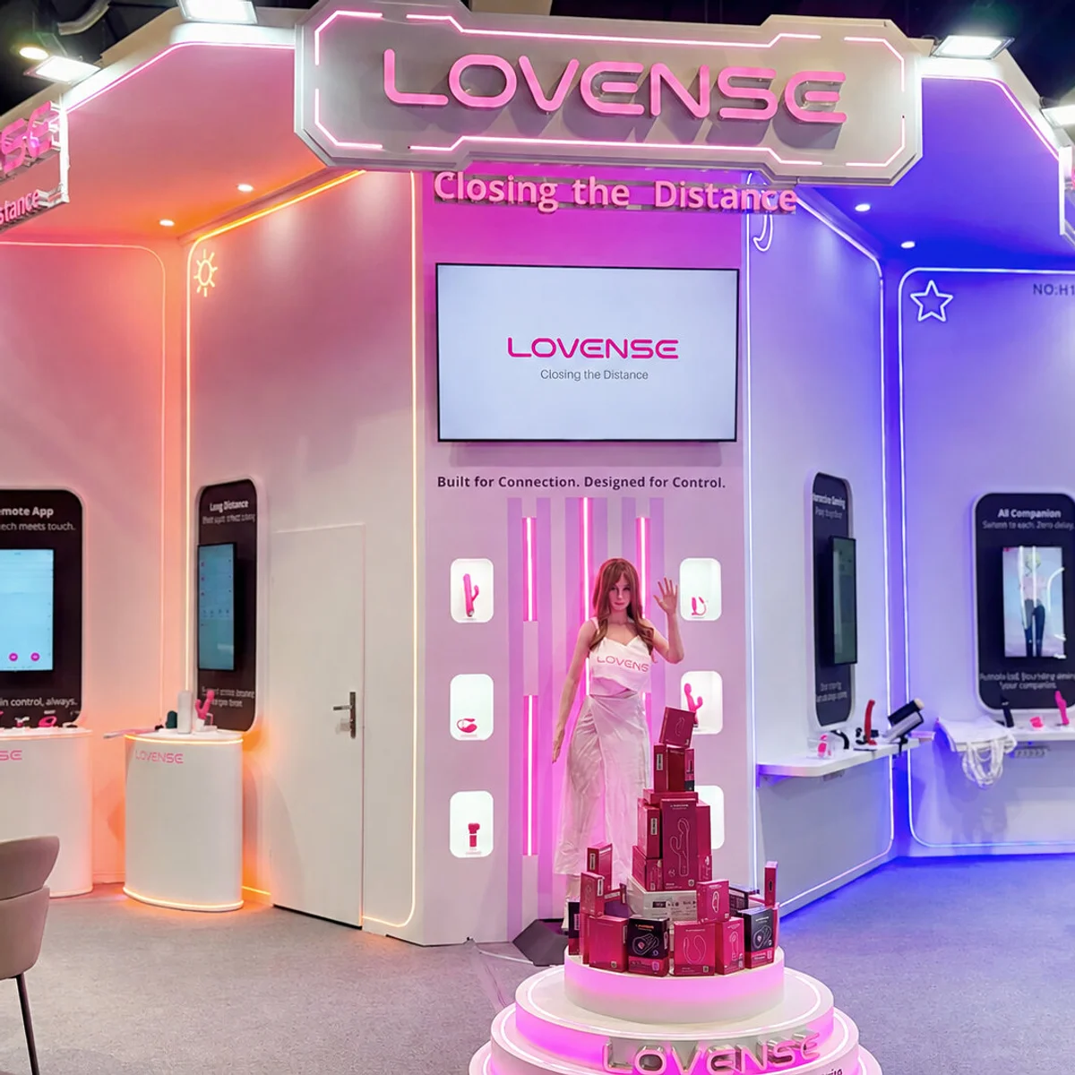 Lovenses stand på IFA Berlin 2026 med den påklædte AI-doll-prototype i midten. Officielt pressefoto: Lovense.