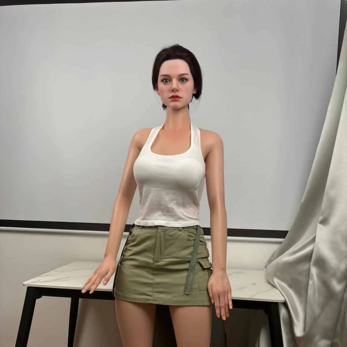 NB Doll Alice stående i hvid top og grøn nederdel. Påklædt modelbillede fra Cloud Climax’ Alice-galleri.