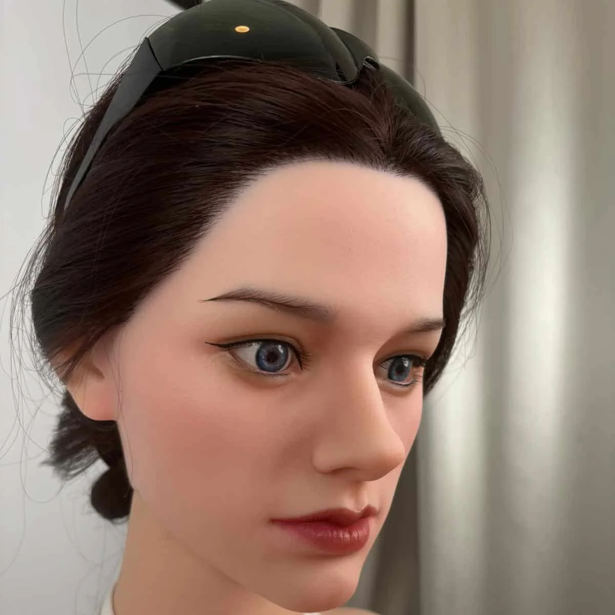 NB Doll Alice: ansigt og opsat hår med solbriller. Modelbillede fra Cloud Climax, forhandlerens Alice-galleri.