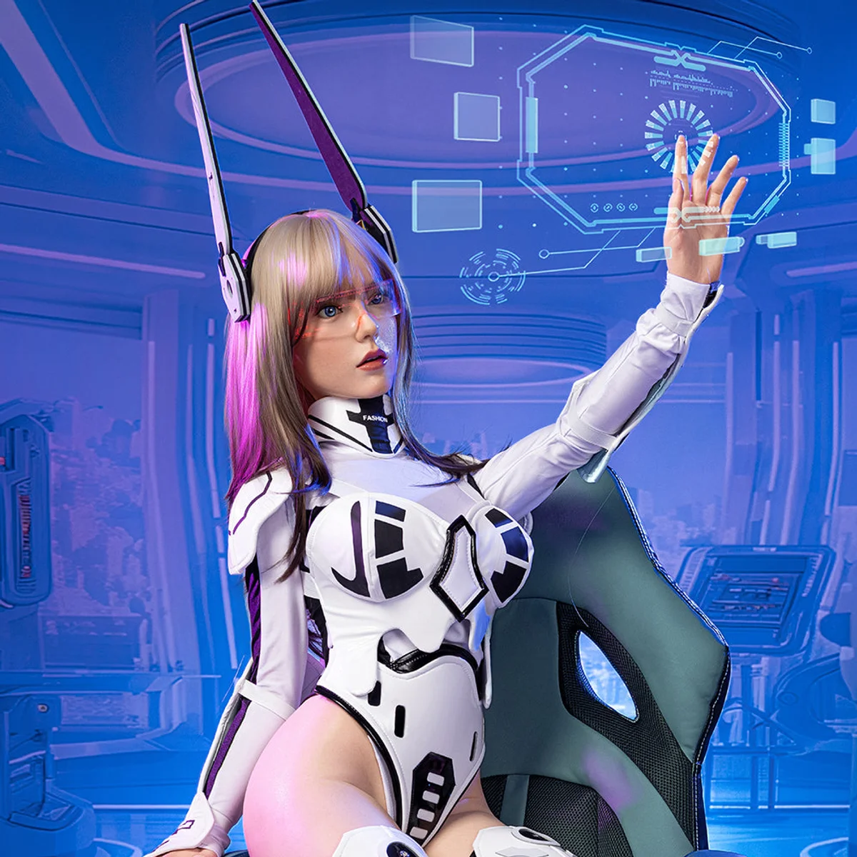 Tenar siddende i dækkende science fiction-kostume. Producentfoto: RIDMII. Kroppen er poseret manuelt.